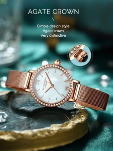 Détail de la montre Rose & Bee avec couronne en agate et lunette sertie de diamants
