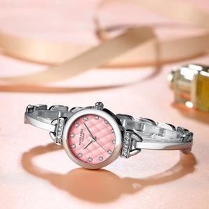 Montre élégante pour femme avec cadran rose texturé et bracelet en acier inoxydable argenté