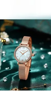 Détail d'une montre en maille or rose avec lunette diamantée sur fond de soie de luxe
