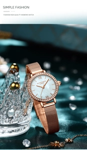 Détail d'une montre à mailles or rose avec lunette en cristal étincelant sur soie