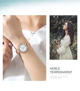 Détail de la montre à bracelet en maille or rose avec cadran nacré et lunette en cristal