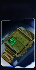 Détail macro de la montre VAVAVOOM dorée à double affichage avec aiguilles lumineuses vertes