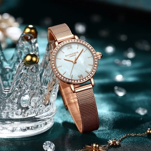 Montre femme élégante en or rose avec cadran en nacre blanche et bracelet maille