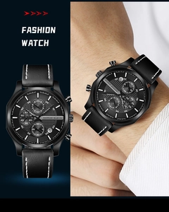 Detailansicht der schwarzen Chronographenuhr mit Lederarmband und Business-Zifferblatt