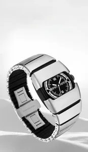 Détail de la montre à quartz en acier inoxydable argenté avec cadran lumineux et étanche