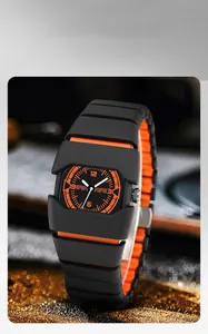 Vue latérale macro d'une montre de sport carrée orange et noire avec bracelet texture