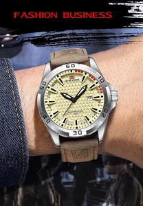 Dettaglio dell'orologio al quarzo con quadrante beige strutturato e cinturino in pelle marrone