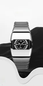 Détail du bracelet segmenté gris mat et du cadran noir moderne de la montre de sport