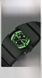 Vue macro d'une montre à quartz avec aiguilles luminescentes et affichage normal