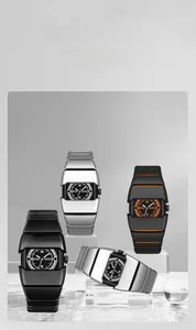 Montres futuristes à boîtier squelette argent et noir mat sur présentoir à eau