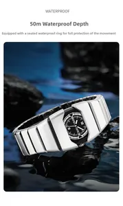 Montre tactique étanche futuriste en gros plan avec test de profondeur de 50m sur pierres