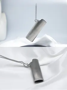 Detailopname van een matzilveren aansteker hanger op een witte satijnen achtergrond