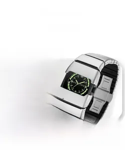 Détail d'une montre à quartz futuriste avec aiguilles lumineuses vertes et bracelet acier