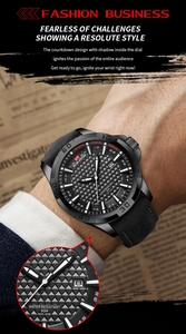 Dettaglio macro dell'orologio da uomo con lancette luminose e quadrante con texture