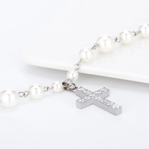 Minimalistische Edelstahl Perlenkette mit einem funkelnden Strass Kreuzanhänger