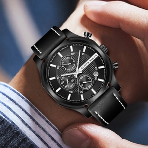 Herrenuhr in Schwarz mit Lederarmband und Hilfszifferblättern am Handgelenk