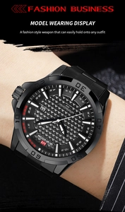 Macro dell'orologio VAVA VOOM in acciaio nero con quadrante a piramide e datario