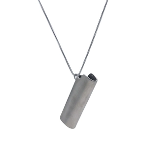 Minimalistische matgrijze roestvrijstalen aanstekerhanger aan een hiphopketting