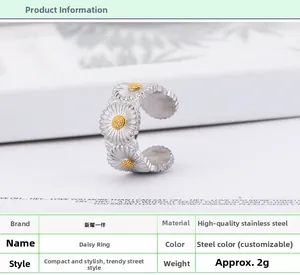 Vue détaillée d'une bague marguerite en acier inoxydable avec relief et centre doré