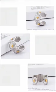 Détail de la bague marguerite en acier inoxydable avec motif floral jaune et mat