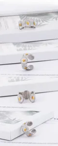 Détail de la bague marguerite ajustable en acier inoxydable avec fleurs jaunes