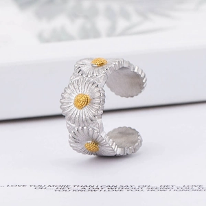 Bague ouverte en acier inoxydable avec motif marguerite argentée et centre doré