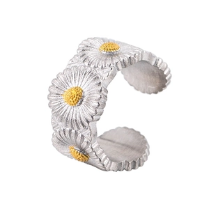 Bague ouverte en acier inoxydable motif marguerite avec détails argentés et dorés