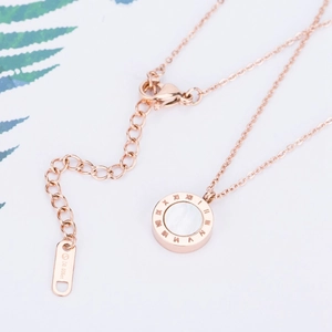 Collier en acier inoxydable or rose avec pendentif anneau chiffres romains et nacre blanche