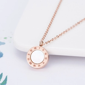 Collier en acier doré rose avec pendentif nacre et chiffres romains sur chaîne maille forçat