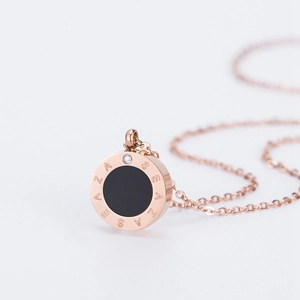 Collier en acier inoxydable rose doré avec chiffres romains et insert noir