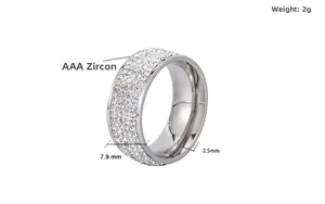 Makroansicht des 7,9 mm breiten Edelstahlrings mit mehrreihigen AAA-Zirkonia-Inlays