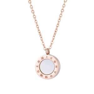 Collier en acier rose doré avec anneau à chiffres romains et nacre blanche pure