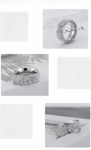 Detailansicht eines breiten Edelstahlrings mit mehrreihigen Pavé-Kristallen und Einlage