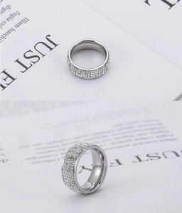 Detailansicht eines silbernen Edelstahlrings mit mehrreihiger Zirkonia-Pflasterung