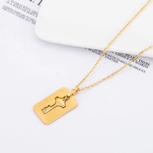 Elegante 18K vergulde titaniumstalen ketting met holle sleutel en rechthoekige hanger