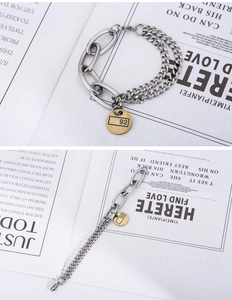 Détail d'un bracelet hip-hop en acier titane avec chaîne à maillons et pendentif gravé