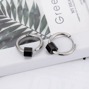 Boucles d'oreilles créoles argentées minimalistes avec pendentif cube noir poli