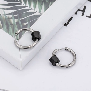 Boucles d'oreilles créoles géométriques avec perles hexagonales noires en métal argenté