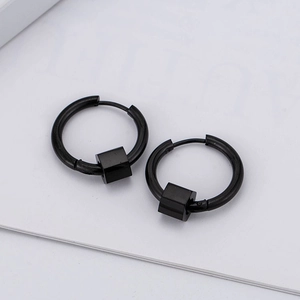Créoles minimalistes en acier titane noir mat avec un pendentif cube géométrique