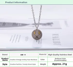 Dettaglio della collana con ciondolo a moneta retrò in acciaio inossidabile e grafica smiley