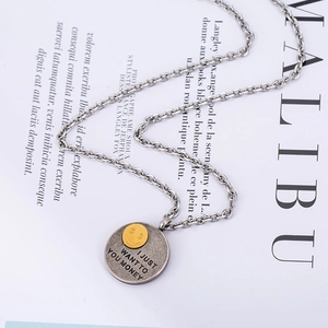 Collana vintage in acciaio inossidabile con ciondolo a moneta e smiley dorato