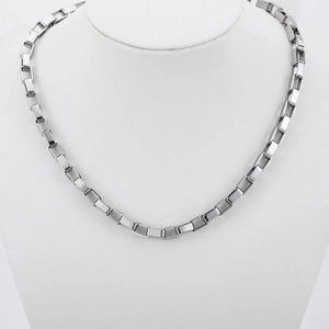Collier chaîne boîte en acier inoxydable 316L style punk pour homme sur un buste
