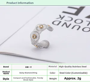 Vue détaillée des motifs marguerites et des zircons étincelants sur la bague en acier