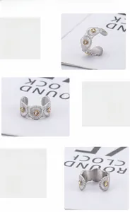 Détail de la bague marguerite en acier inoxydable plaqué or 18 carats avec zircon