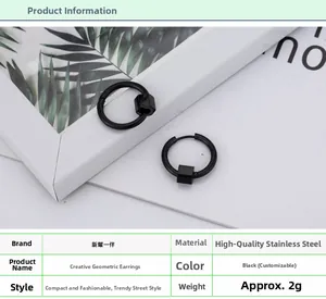 Détail de la boucle d'oreille géométrique en acier inoxydable noir avec prisme hexagonal