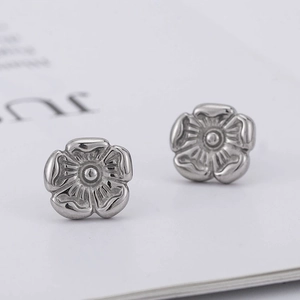 Elegante silberne Gänseblümchen-Ohrstecker aus Edelstahl mit strukturierten Blüten