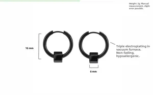 Vue détaillée des créoles en acier titane noir de 16mm avec pendentif prisme hexagonal
