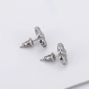Elegante silberne Gänseblümchen-Ohrstecker aus Titanstahl mit minimalistischem Blumen-Design