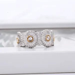 Bague ouverte marguerite en acier inoxydable avec touches d'or 18K et zircons brillants