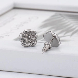 Elegante Gänseblümchen-Ohrstecker aus Edelstahl in Silber für Damen mit glänzendem Finish